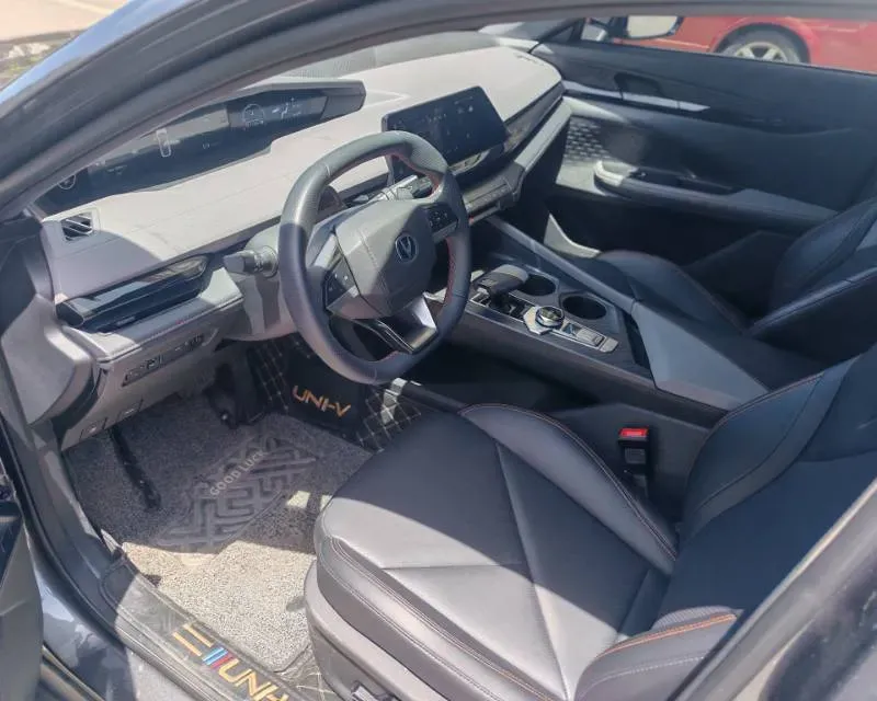 2022 ChangAn UNI-V 1.5T 188HP L4 7DCT,autocango,china used car exporter,china ev exporter,chinese used car exporter,chinese used ev exporter