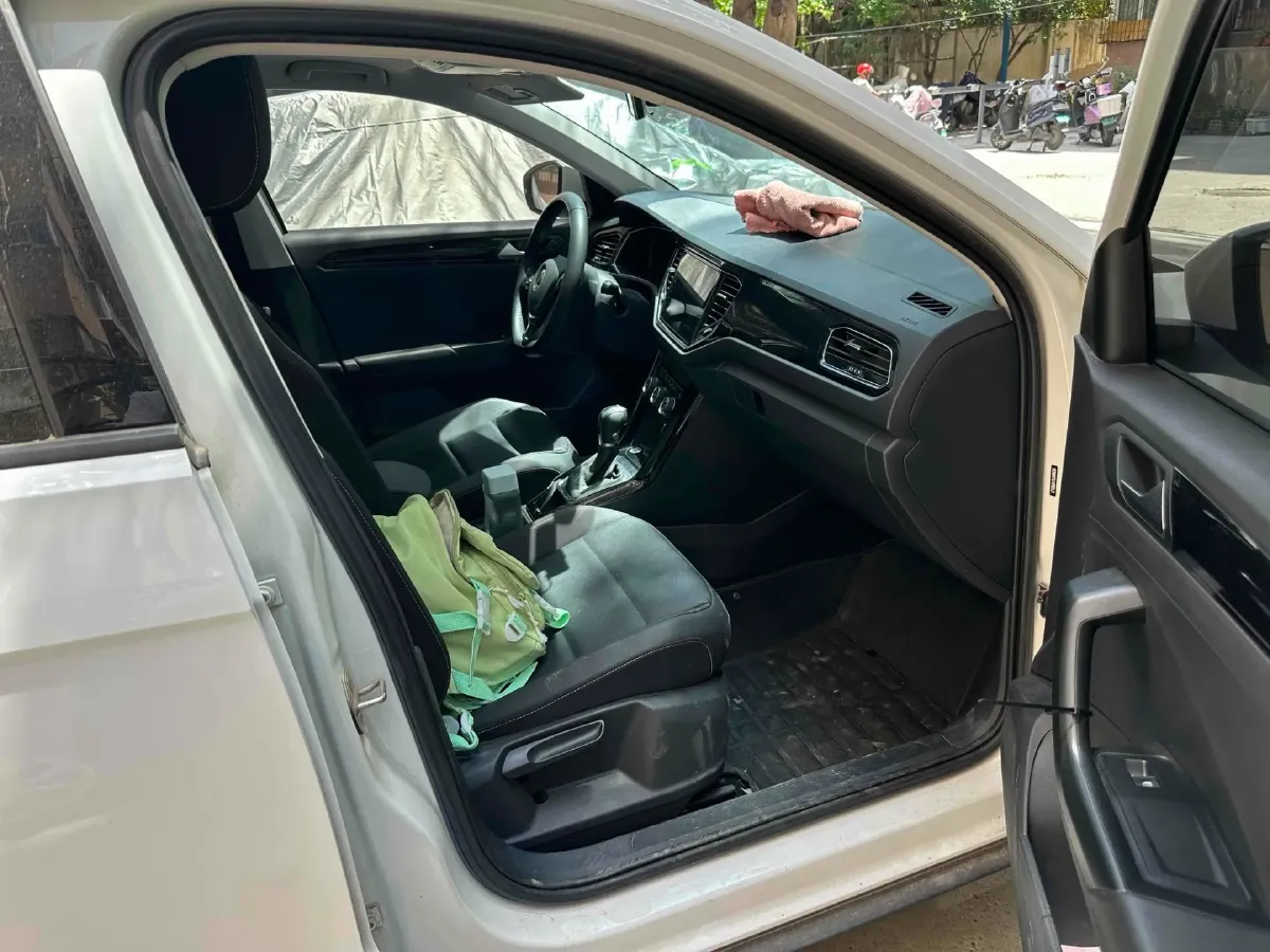 2021 Volkswagen T-Roc 1.4T 150HP L4 7DCT,autocango,china used car exporter,china ev exporter,chinese used car exporter,chinese used ev exporter