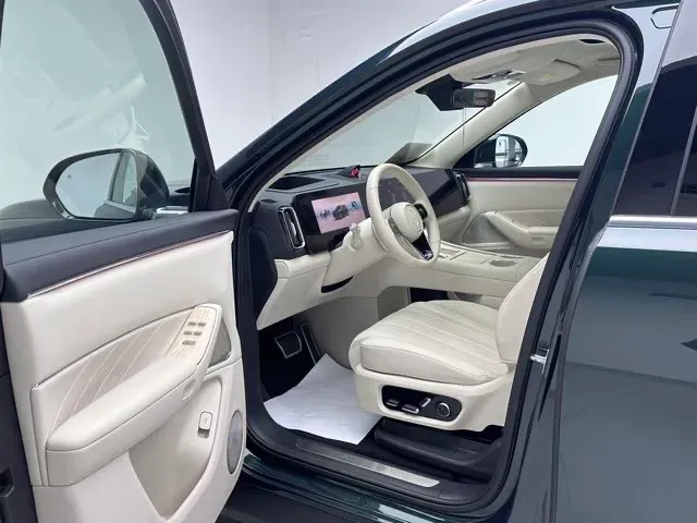 2025 AITO AITO M8 REEV 160HP REEV 53.4KWH,autocango,china used car exporter,china ev exporter,chinese used car exporter,chinese used ev exporter