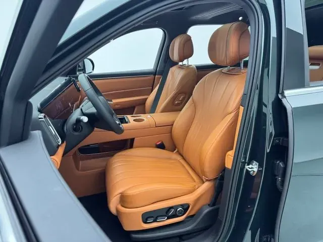 2025 AITO AITO M8 REEV 160HP REEV 53.4KWH,autocango,china used car exporter,china ev exporter,chinese used car exporter,chinese used ev exporter