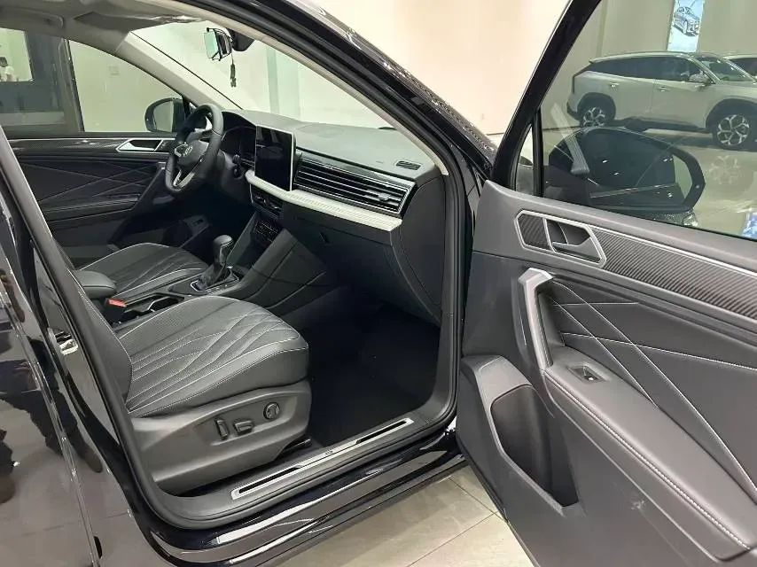 2024 Volkswagen Tiguan L 2.0T 186HP L4 7DCT,autocango,china used car exporter,china ev exporter,chinese used car exporter,chinese used ev exporter