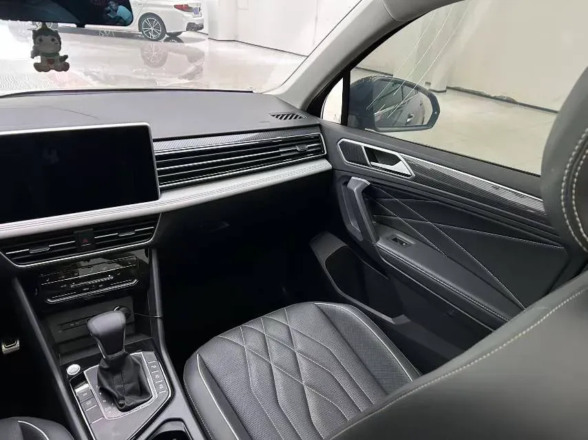 2024 Volkswagen Tiguan L 2.0T 186HP L4 7DCT,autocango,china used car exporter,china ev exporter,chinese used car exporter,chinese used ev exporter