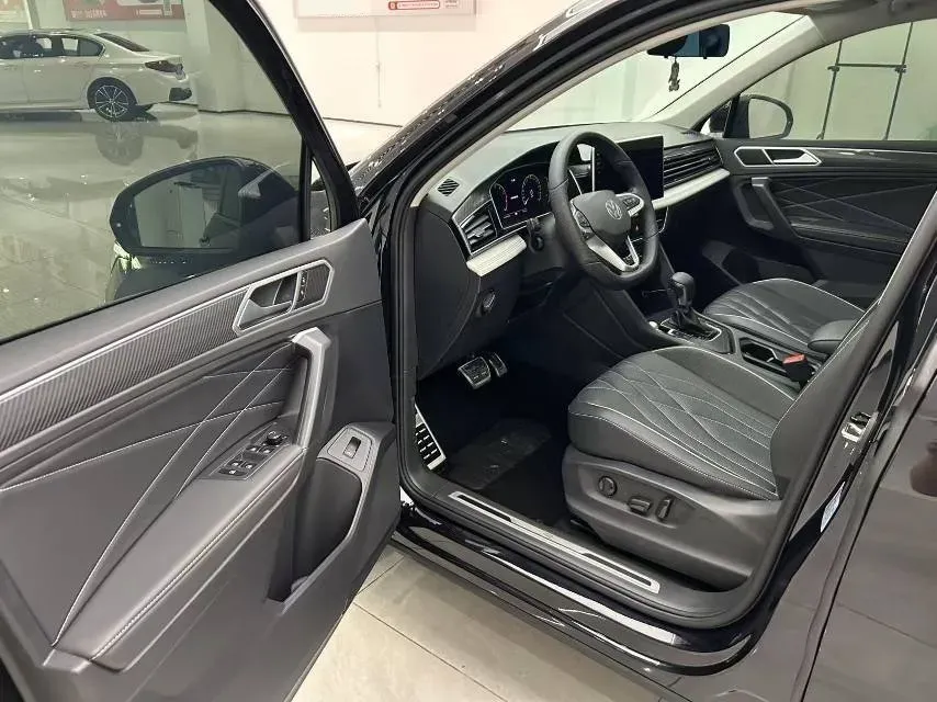 2024 Volkswagen Tiguan L 2.0T 186HP L4 7DCT,autocango,china used car exporter,china ev exporter,chinese used car exporter,chinese used ev exporter