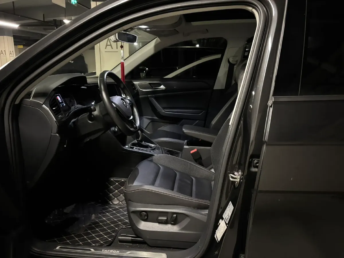 2019 Jeep Cherokee 2.0T 234HP L4 9AT,autocango,china used car exporter,china ev exporter,chinese used car exporter,chinese used ev exporter