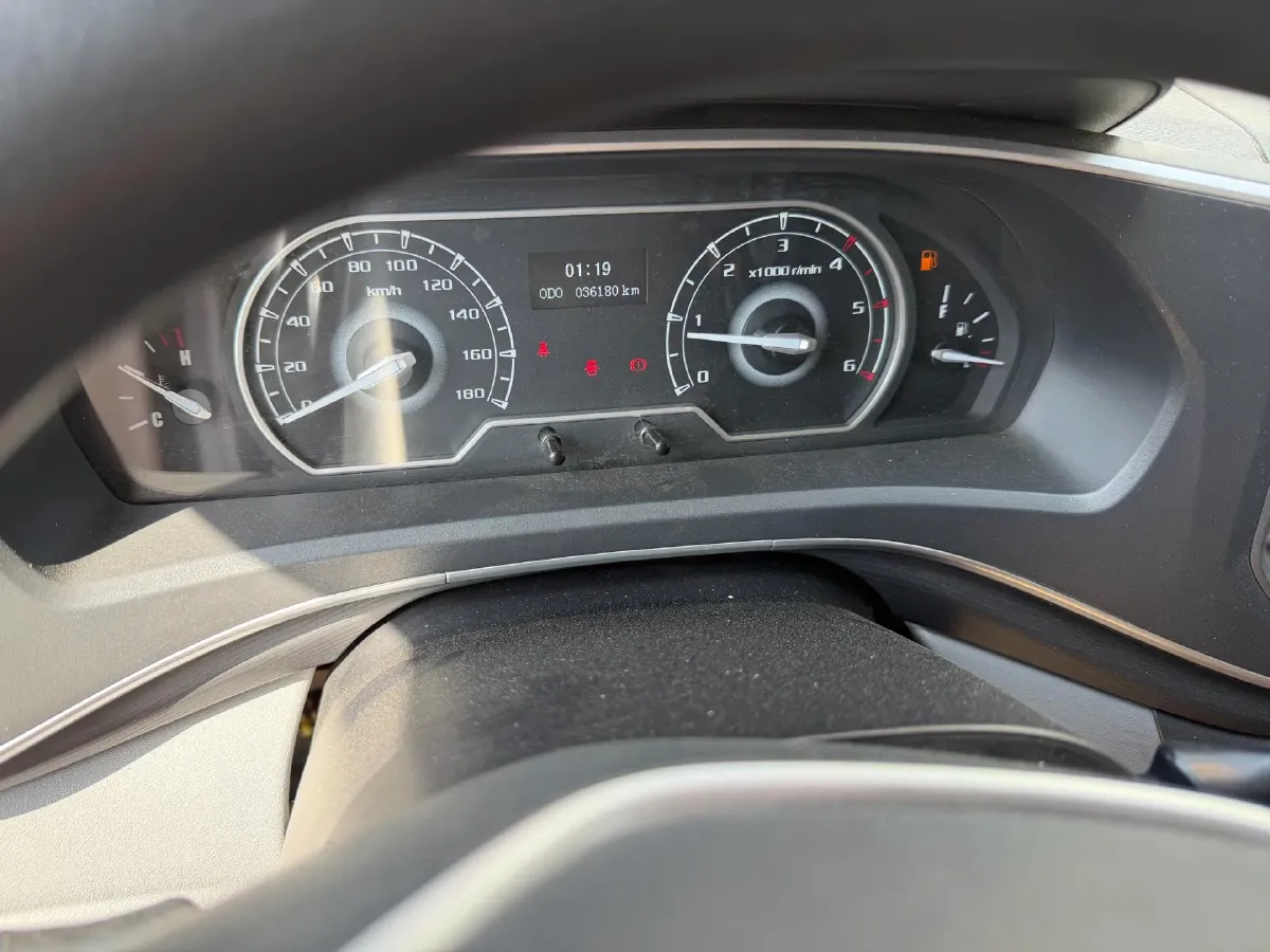 2025 MAXUS XinTu V80 2.0T 147HP L4 6MT,autocango,china used car exporter,china ev exporter,chinese used car exporter,chinese used ev exporter
