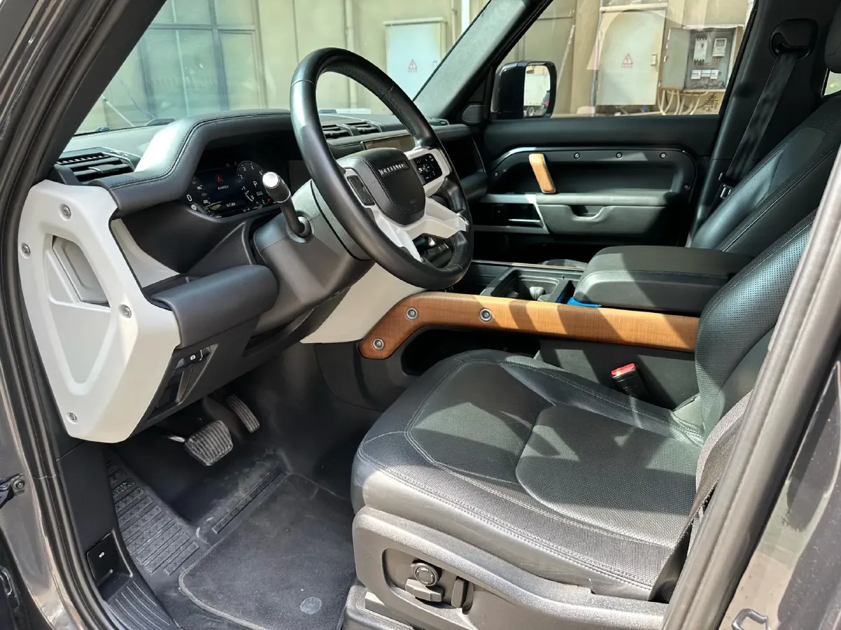 2022 Land Rover Defender 3.0T 400HP L6 8AT,autocango,china used car exporter,china ev exporter,chinese used car exporter,chinese used ev exporter