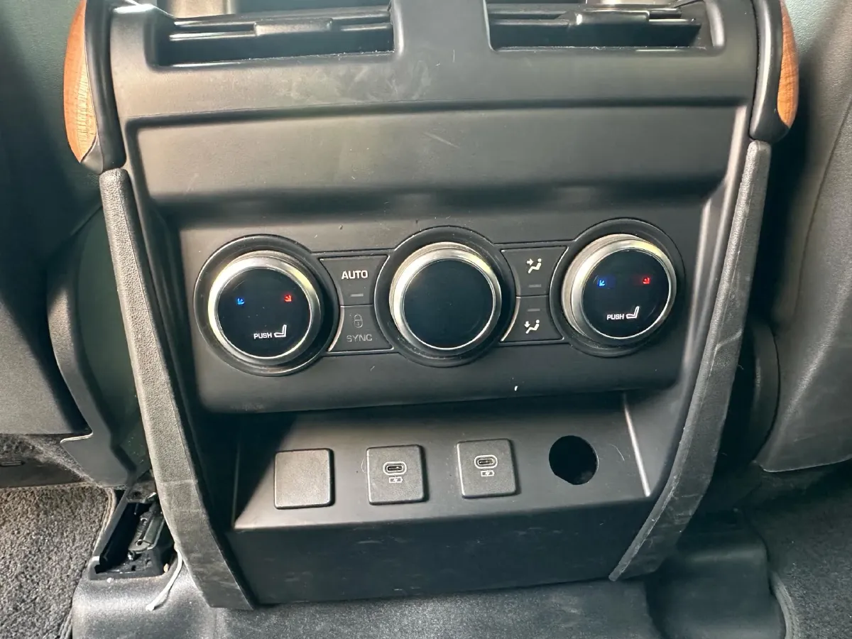 2022 Land Rover Defender 3.0T 400HP L6 8AT,autocango,china used car exporter,china ev exporter,chinese used car exporter,chinese used ev exporter