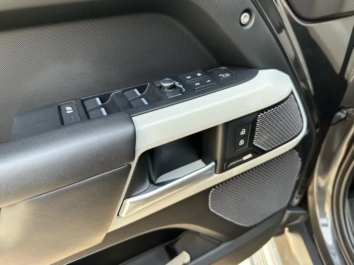2022 Land Rover Defender 3.0T 400HP L6 8AT,autocango,china used car exporter,china ev exporter,chinese used car exporter,chinese used ev exporter