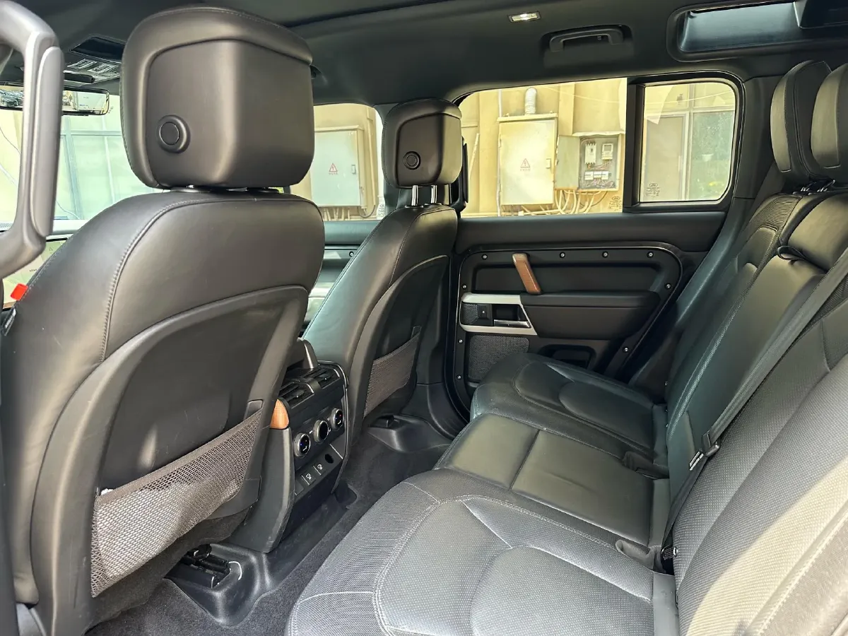 2022 Land Rover Defender 3.0T 400HP L6 8AT,autocango,china used car exporter,china ev exporter,chinese used car exporter,chinese used ev exporter