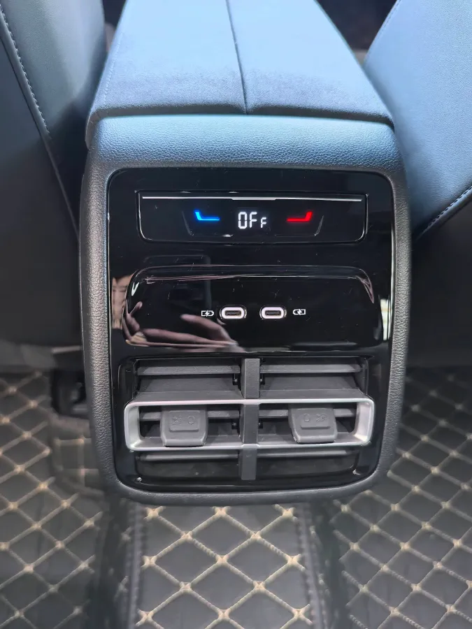 2024 Volkswagen Tiguan L 2.0T 220HP L4 7DCT,autocango,china used car exporter,china ev exporter,chinese used car exporter,chinese used ev exporter