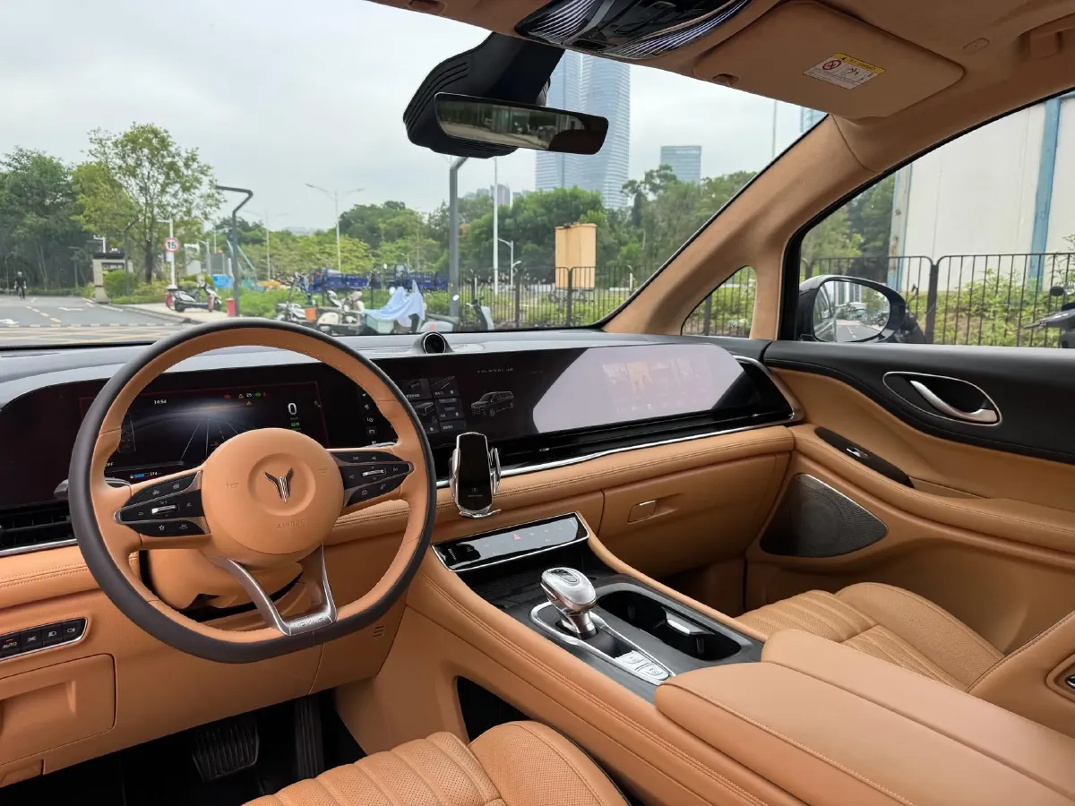 2024 Voyah Dream 1.5T 150HP L4 PHEV 43KWH,autocango,china used car exporter,china ev exporter,chinese used car exporter,chinese used ev exporter