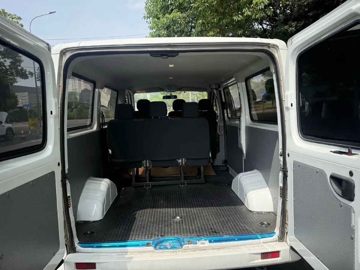 2023 MAXUS XinTu V80 2.0T 127HP L4 6MT,autocango,china used car exporter,china ev exporter,chinese used car exporter,chinese used ev exporter