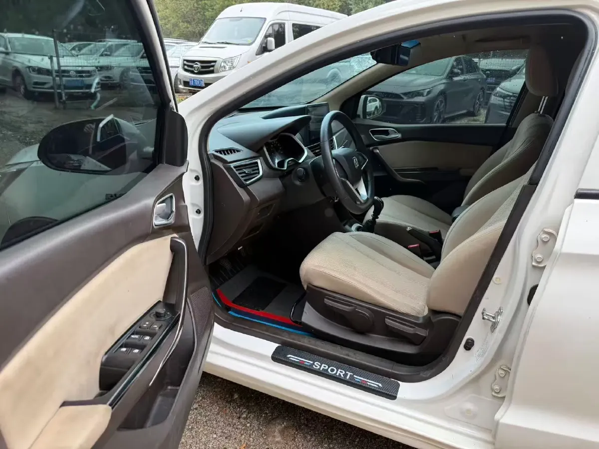 2017 BaoJun 310W 1.5L 112HP L4 6MT,autocango,china used car exporter,china ev exporter,chinese used car exporter,chinese used ev exporter