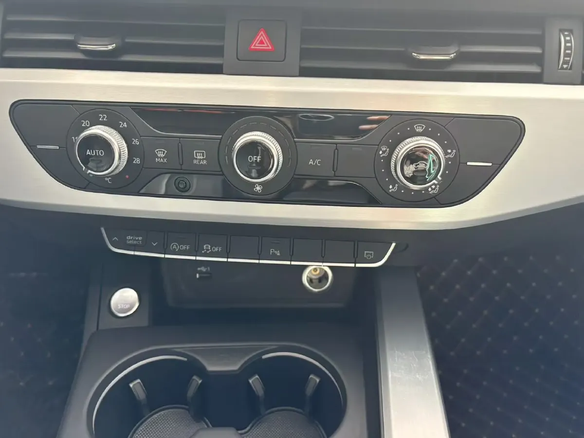 2023 Audi A4L 2.0T 190HP L4 7DCT,autocango,china used car exporter,china ev exporter,chinese used car exporter,chinese used ev exporter