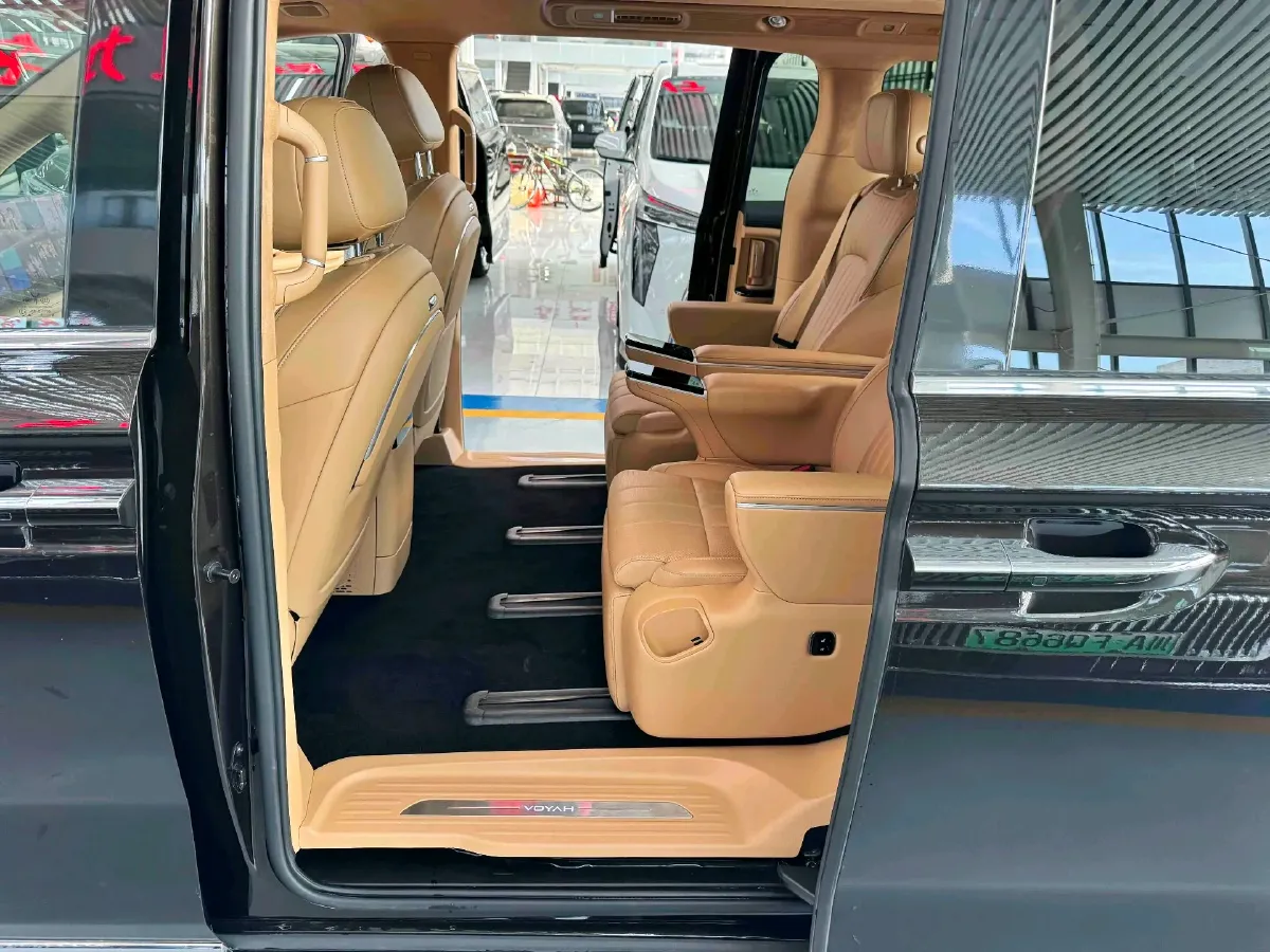 2025 Voyah Dream 1.5T 150HP L4 PHEV 41.7KWH,autocango,china used car exporter,china ev exporter,chinese used car exporter,chinese used ev exporter