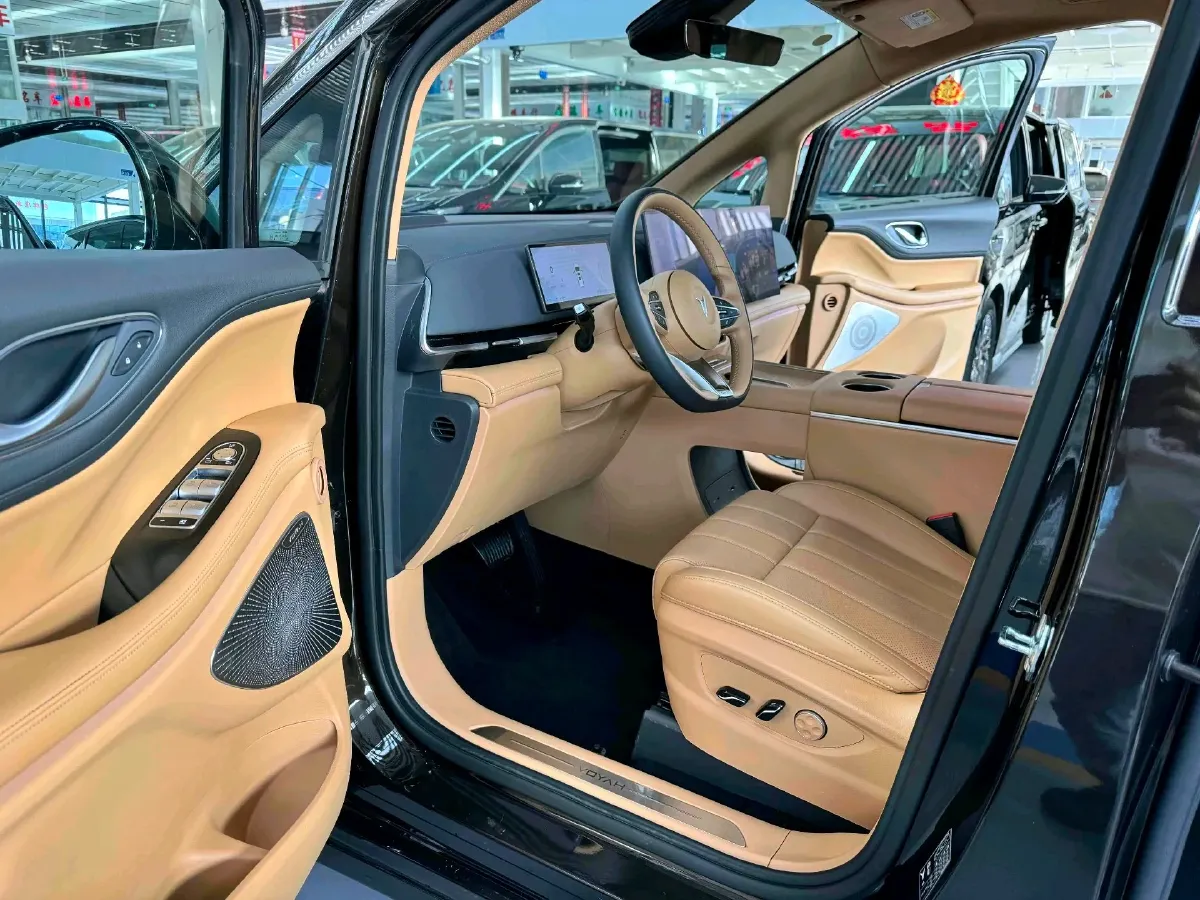 2025 Voyah Dream 1.5T 150HP L4 PHEV 41.7KWH,autocango,china used car exporter,china ev exporter,chinese used car exporter,chinese used ev exporter