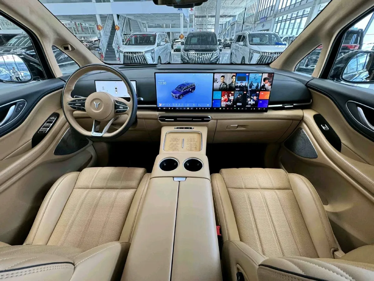 2025 Voyah Dream 1.5T 150HP L4 PHEV 41.7KWH,autocango,china used car exporter,china ev exporter,chinese used car exporter,chinese used ev exporter
