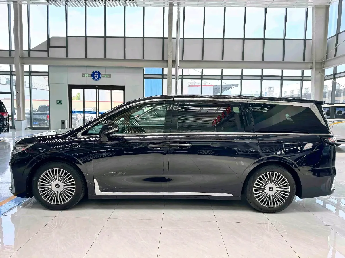 2025 Voyah Dream 1.5T 150HP L4 PHEV 41.7KWH,autocango,china used car exporter,china ev exporter,chinese used car exporter,chinese used ev exporter