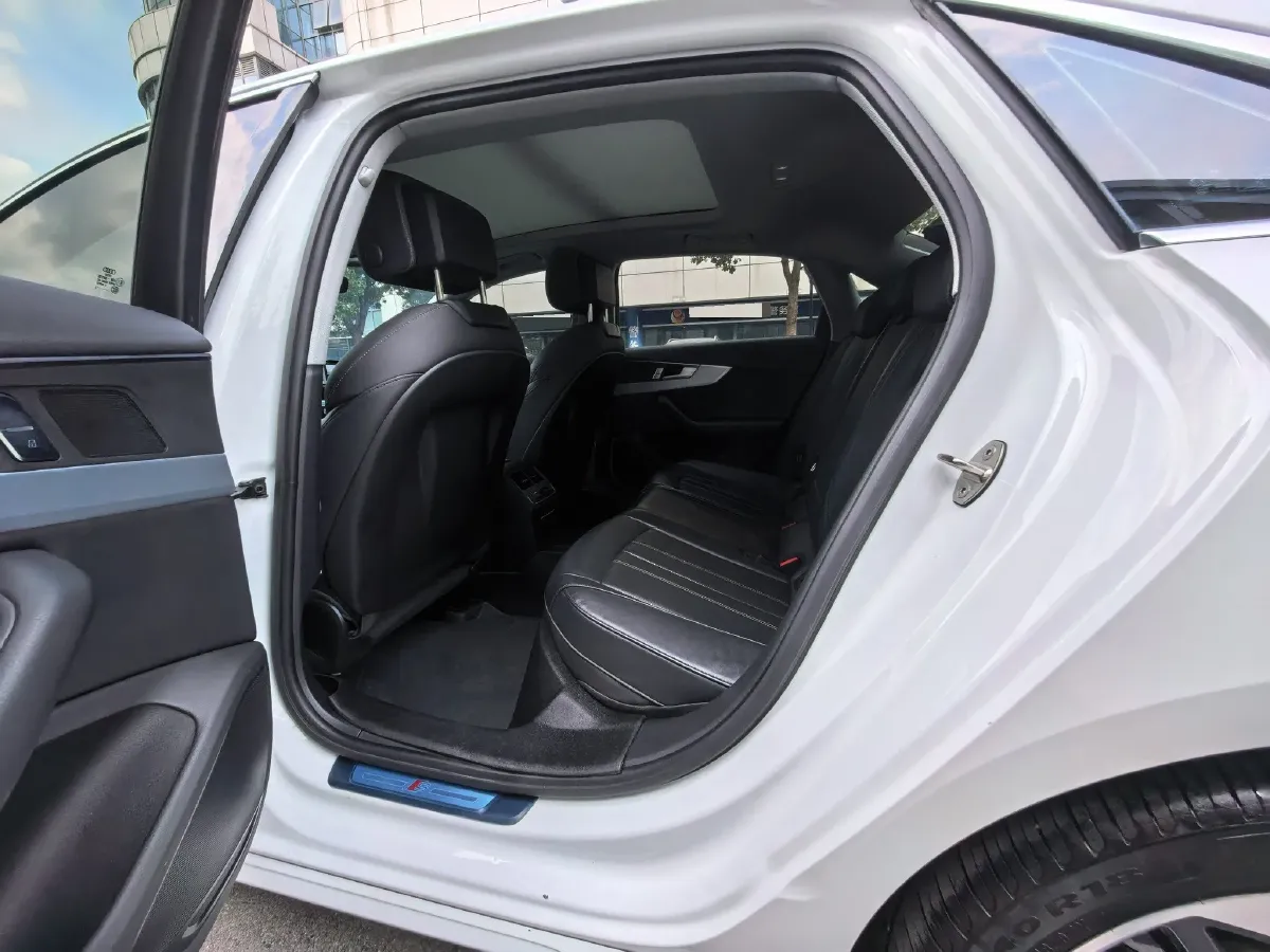 2024 Audi A4L 2.0T 190HP L4 7DCT,autocango,china used car exporter,china ev exporter,chinese used car exporter,chinese used ev exporter