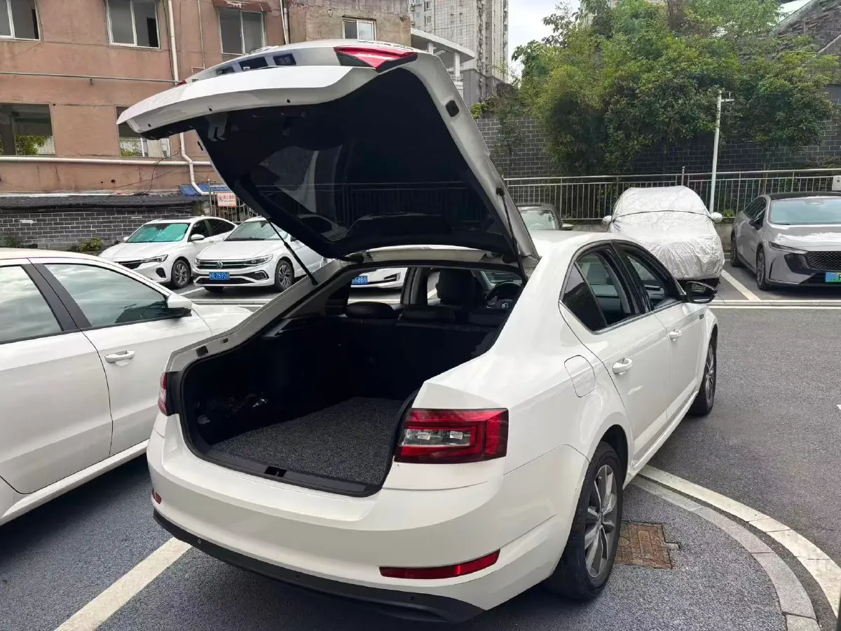 2018 Skoda Octavia 1.6L 110HP L4 5MT,autocango,china used car exporter,china ev exporter,chinese used car exporter,chinese used ev exporter