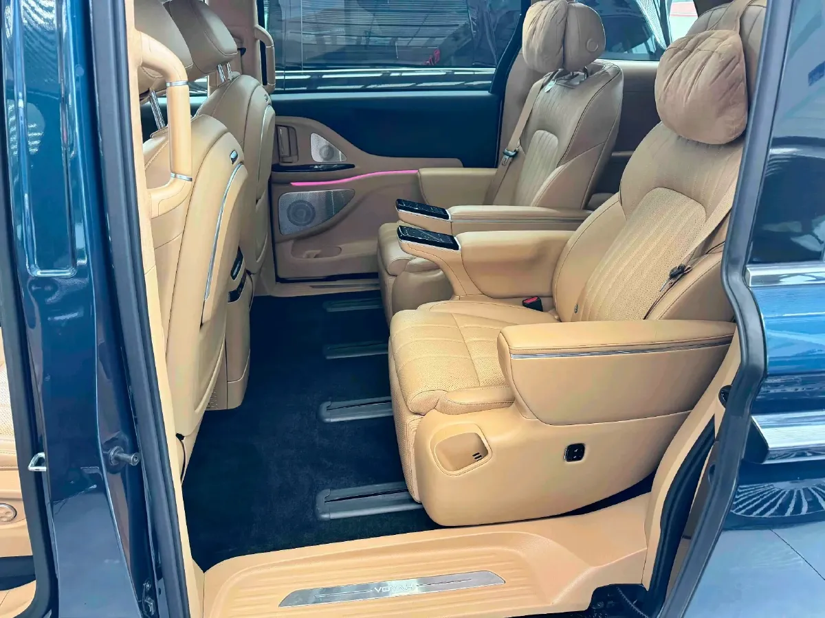 2025 Voyah Dream 1.5T 150HP L4 PHEV 41.7KWH,autocango,china used car exporter,china ev exporter,chinese used car exporter,chinese used ev exporter