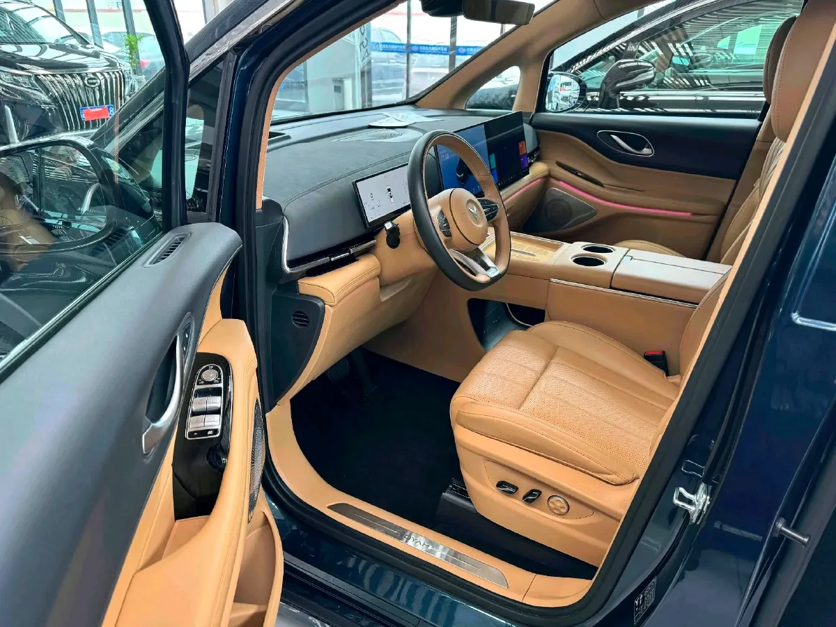 2025 Voyah Dream 1.5T 150HP L4 PHEV 41.7KWH,autocango,china used car exporter,china ev exporter,chinese used car exporter,chinese used ev exporter