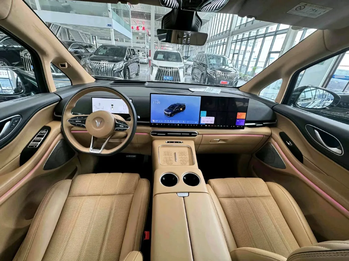 2025 Voyah Dream 1.5T 150HP L4 PHEV 41.7KWH,autocango,china used car exporter,china ev exporter,chinese used car exporter,chinese used ev exporter