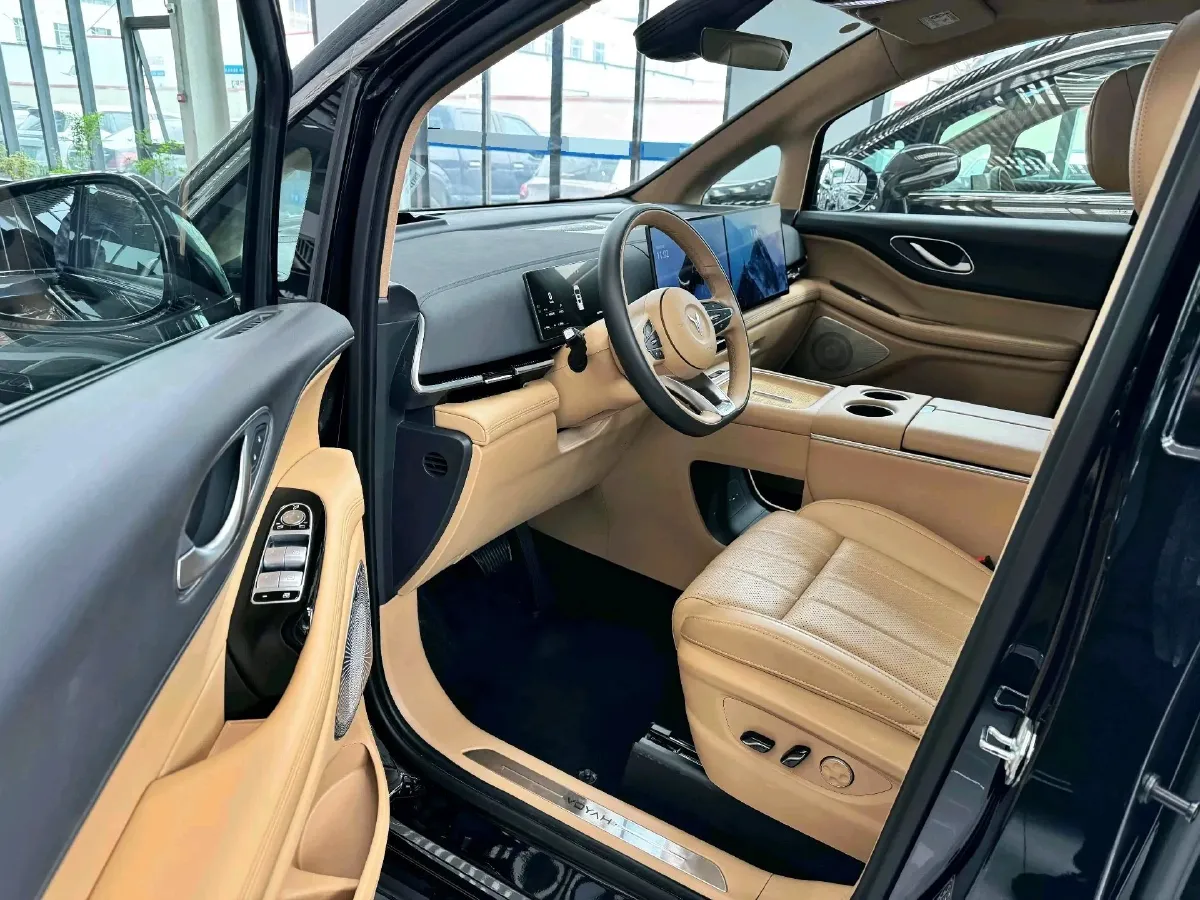 2025 Voyah Dream 1.5T 150HP L4 PHEV 41.7KWH,autocango,china used car exporter,china ev exporter,chinese used car exporter,chinese used ev exporter