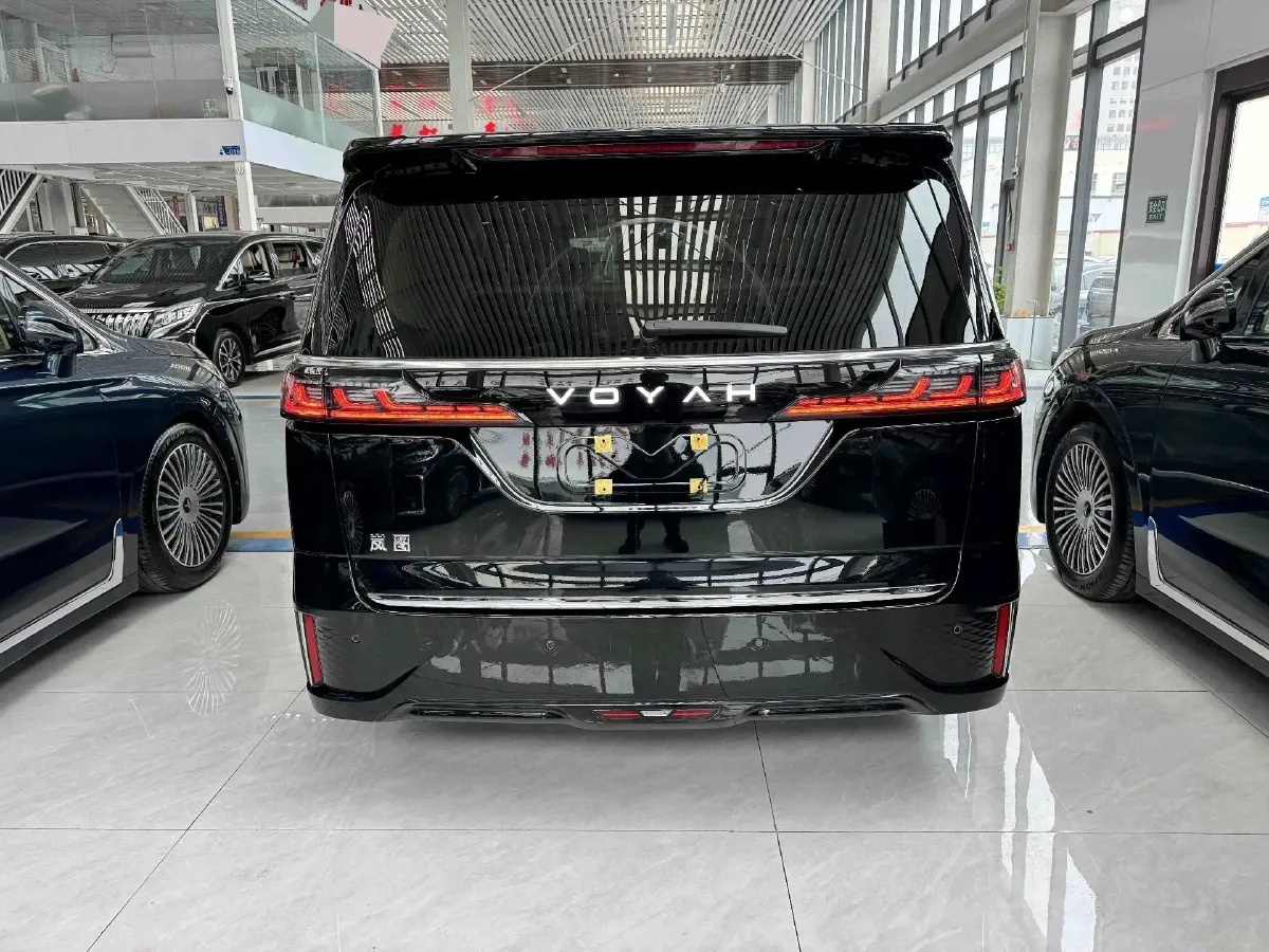 2025 Voyah Dream 1.5T 150HP L4 PHEV 41.7KWH,autocango,china used car exporter,china ev exporter,chinese used car exporter,chinese used ev exporter