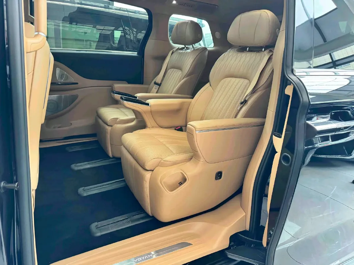 2025 Voyah Dream 1.5T 150HP L4 PHEV 41.7KWH,autocango,china used car exporter,china ev exporter,chinese used car exporter,chinese used ev exporter