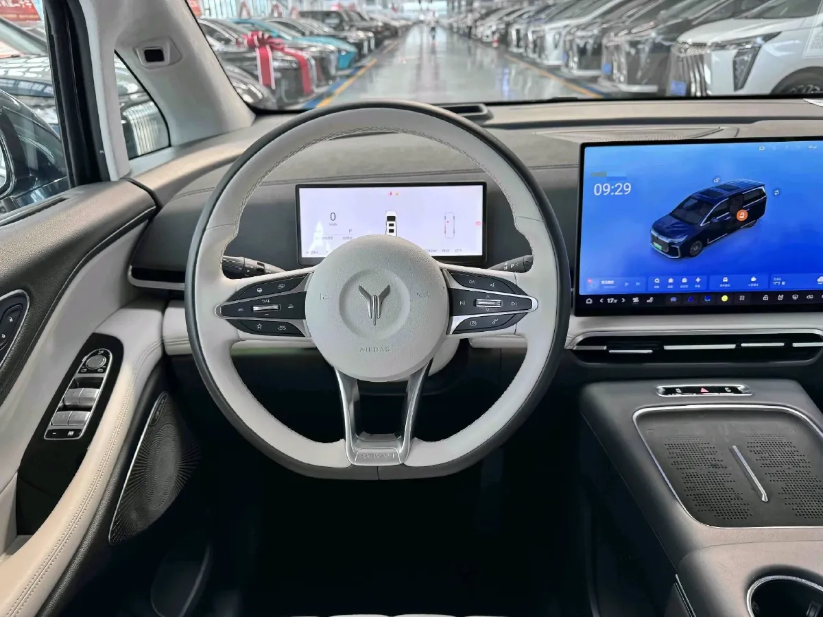 2025 Voyah Dream 1.5T 150HP L4 PHEV 41.7KWH,autocango,china used car exporter,china ev exporter,chinese used car exporter,chinese used ev exporter