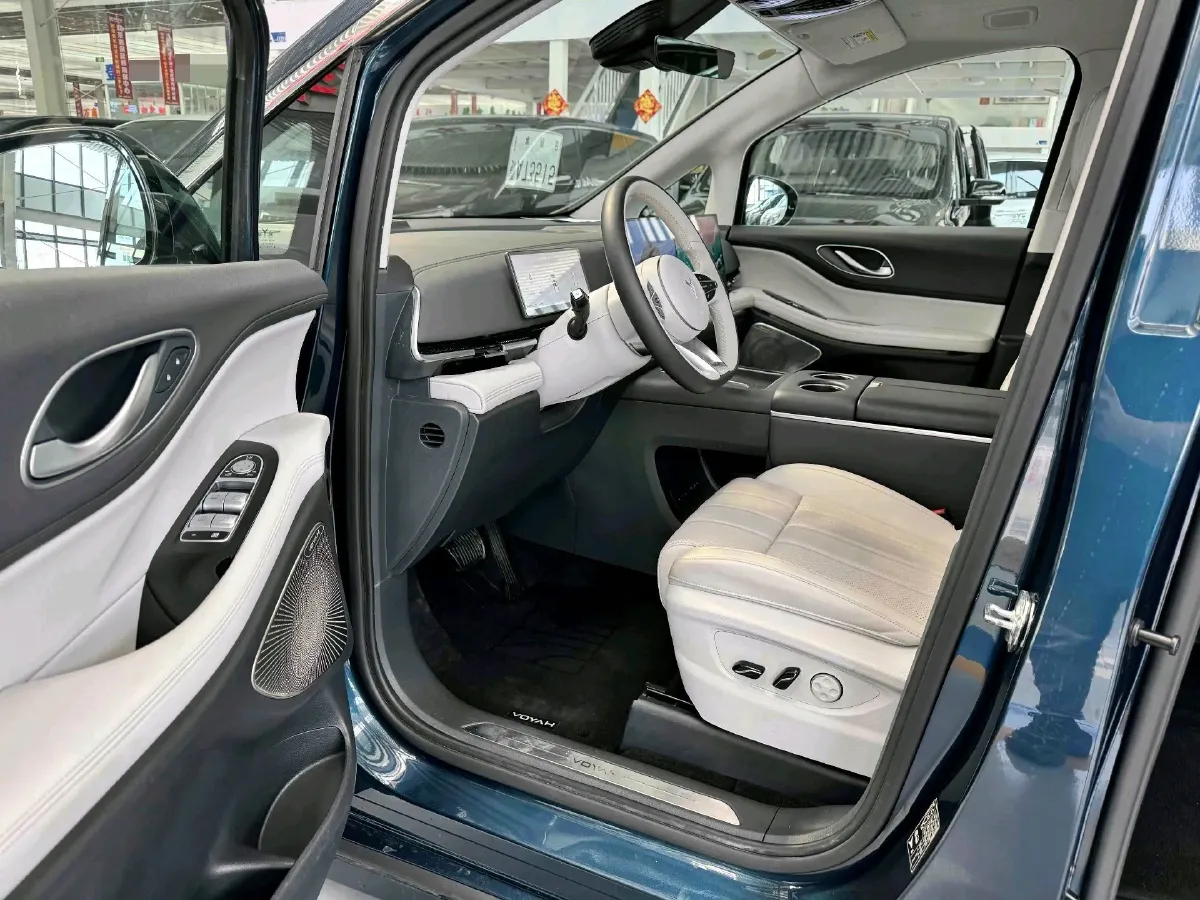 2025 Voyah Dream 1.5T 150HP L4 PHEV 41.7KWH,autocango,china used car exporter,china ev exporter,chinese used car exporter,chinese used ev exporter