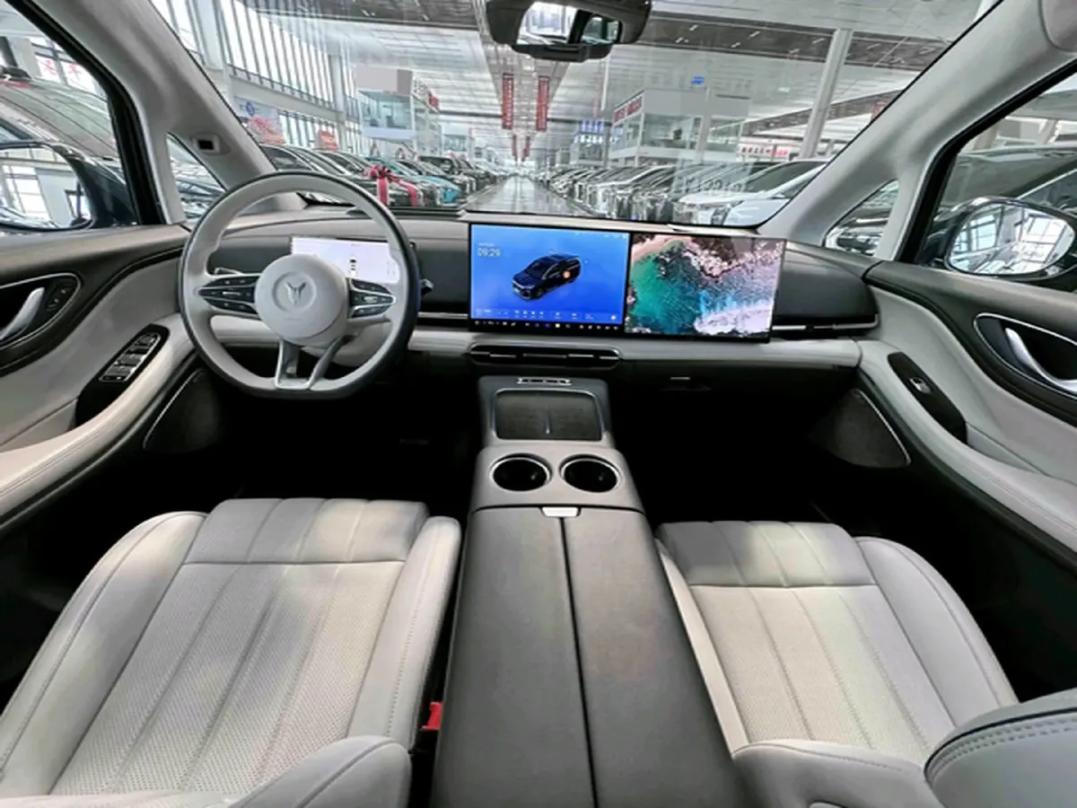 2025 Voyah Dream 1.5T 150HP L4 PHEV 41.7KWH,autocango,china used car exporter,china ev exporter,chinese used car exporter,chinese used ev exporter