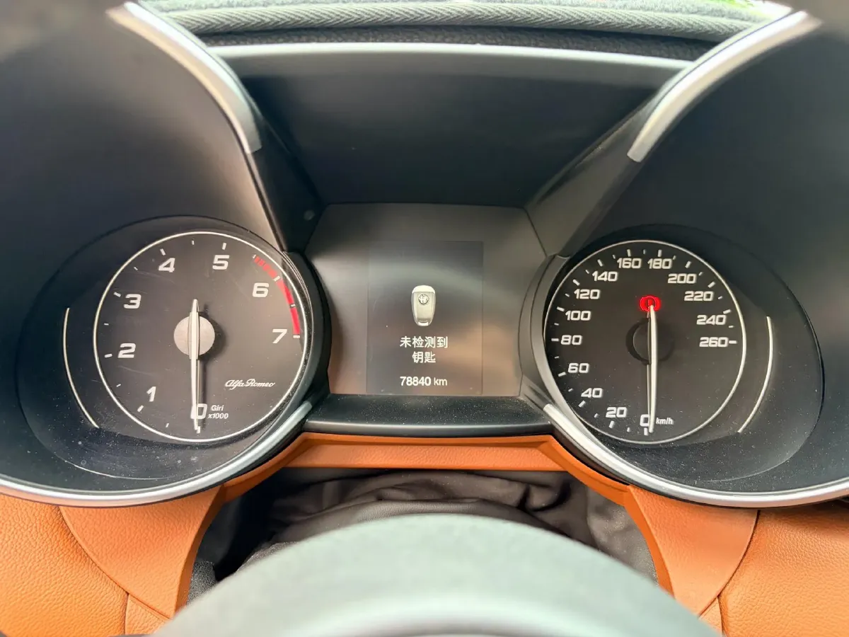 2017 Alfa Romeo Giulia 2.0T 200HP L4 8AT,autocango,china used car exporter,china ev exporter,chinese used car exporter,chinese used ev exporter