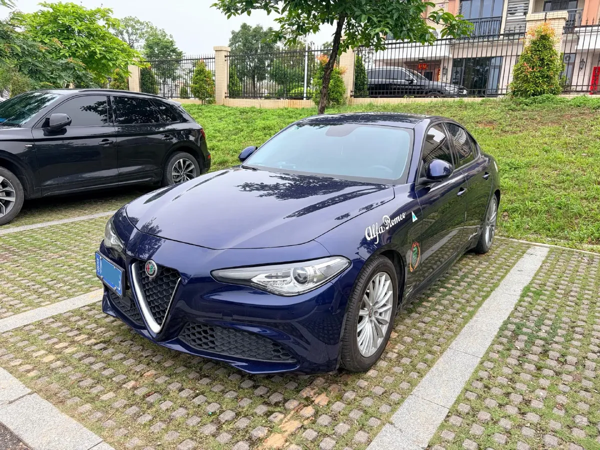 2017 Alfa Romeo Giulia 2.0T 200HP L4 8AT,autocango,china used car exporter,china ev exporter,chinese used car exporter,chinese used ev exporter