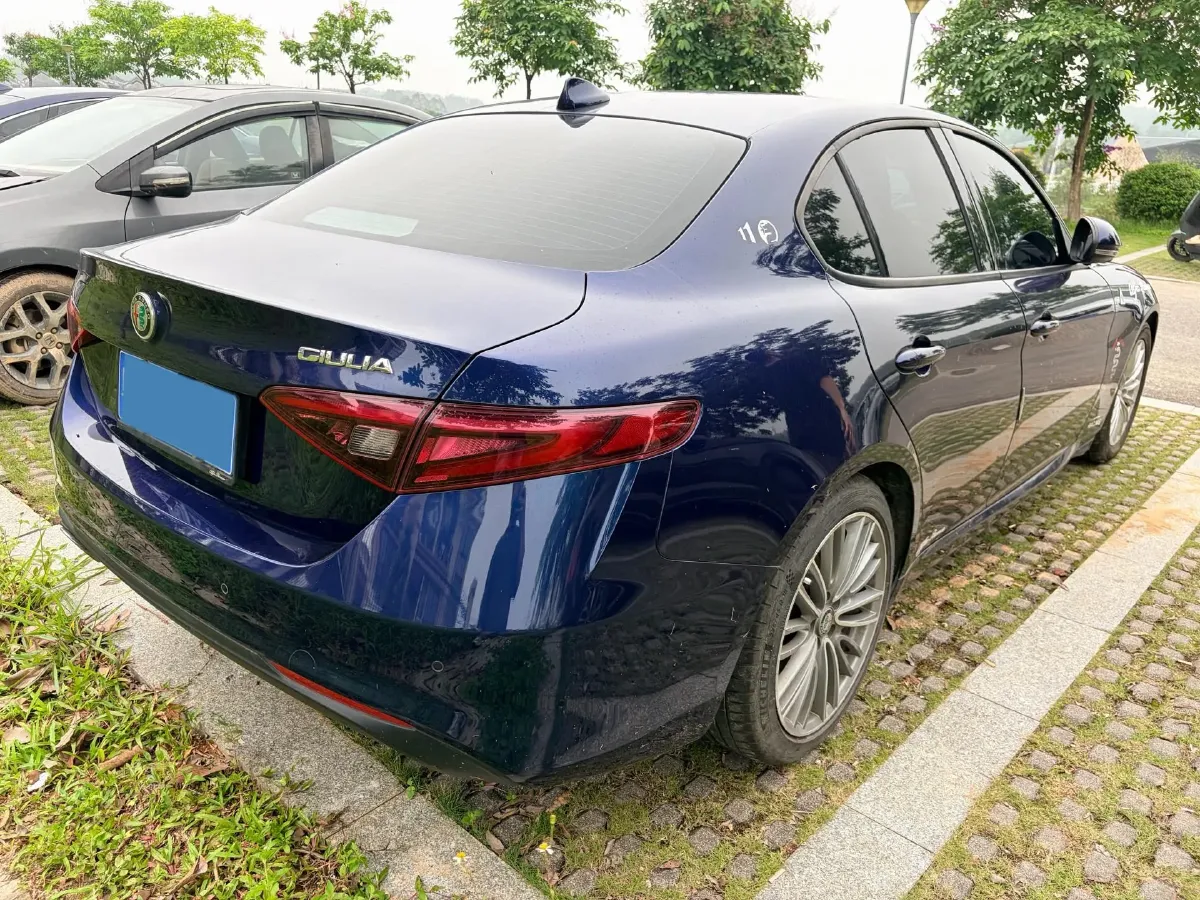 2017 Alfa Romeo Giulia 2.0T 200HP L4 8AT,autocango,china used car exporter,china ev exporter,chinese used car exporter,chinese used ev exporter
