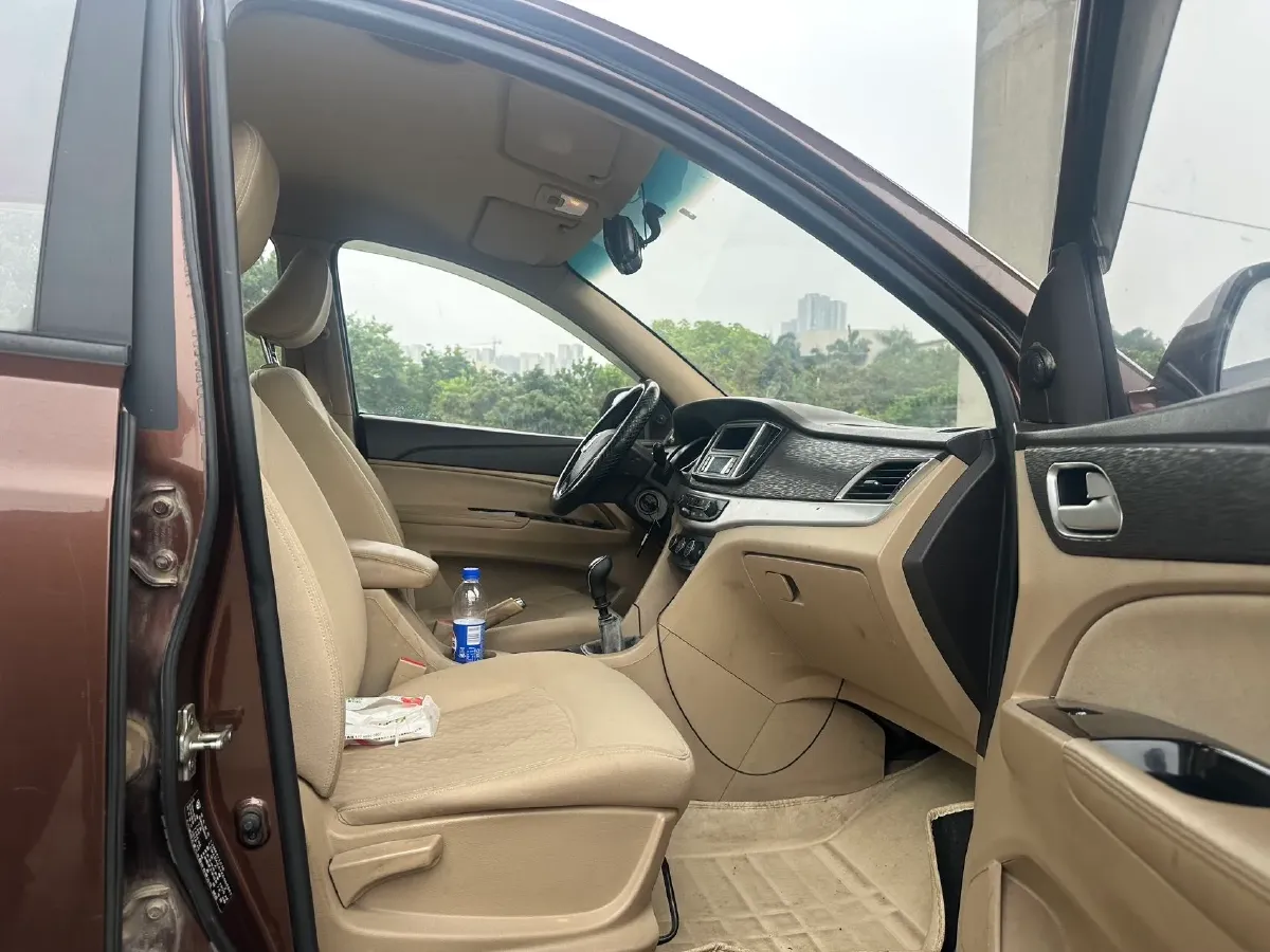 2019 BaoJun 730 1.5L 105HP L4 6MT,autocango,china used car exporter,china ev exporter,chinese used car exporter,chinese used ev exporter