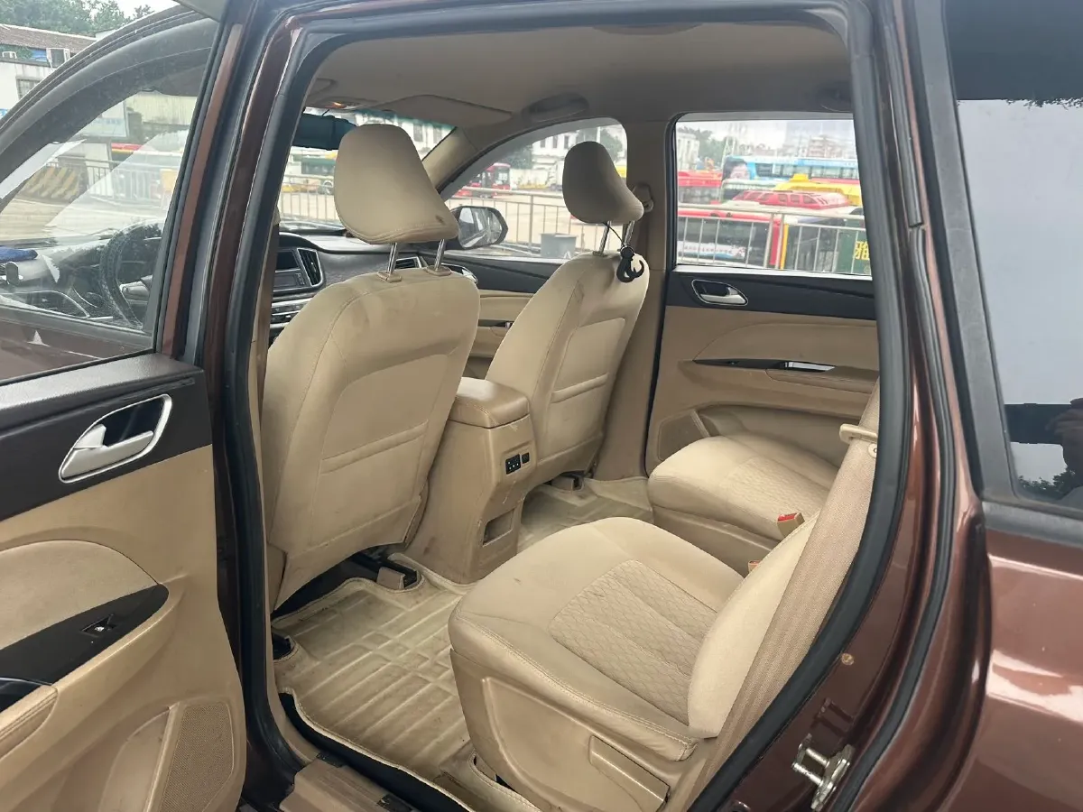 2019 BaoJun 730 1.5L 105HP L4 6MT,autocango,china used car exporter,china ev exporter,chinese used car exporter,chinese used ev exporter