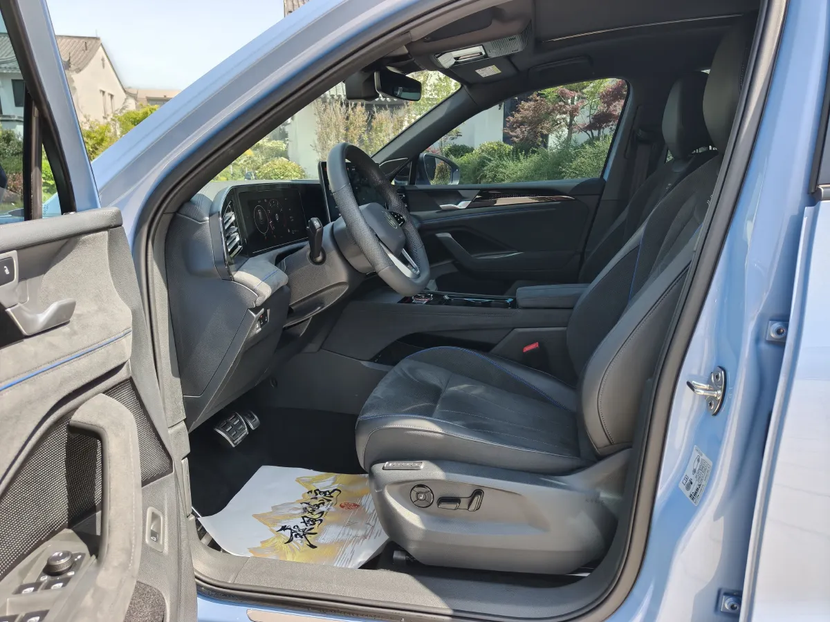 2024 Volkswagen Tiguan L 2.0T 220HP L4 7DCT,autocango,china used car exporter,china ev exporter,chinese used car exporter,chinese used ev exporter