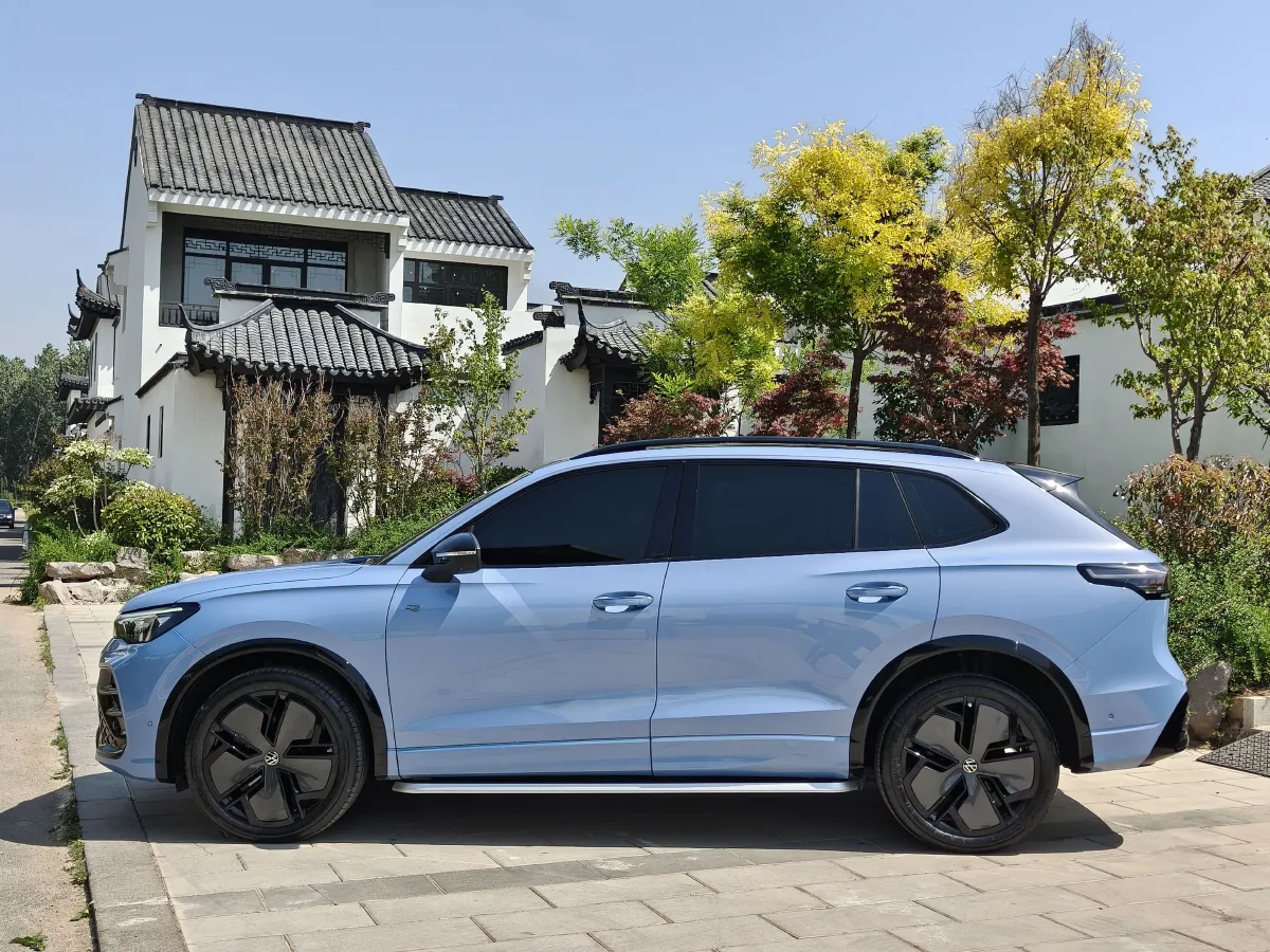 2024 Volkswagen Tiguan L 2.0T 220HP L4 7DCT,autocango,china used car exporter,china ev exporter,chinese used car exporter,chinese used ev exporter