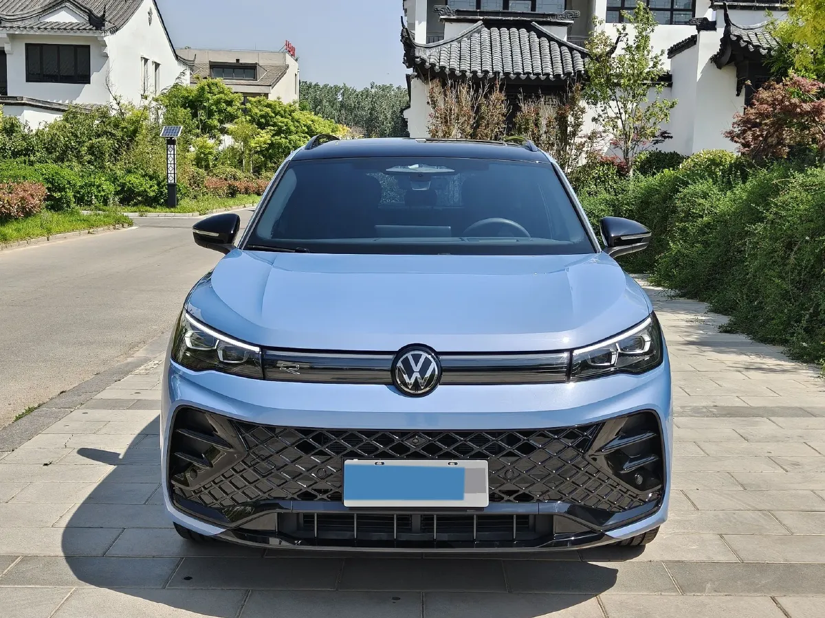 2024 Volkswagen Tiguan L 2.0T 220HP L4 7DCT,autocango,china used car exporter,china ev exporter,chinese used car exporter,chinese used ev exporter