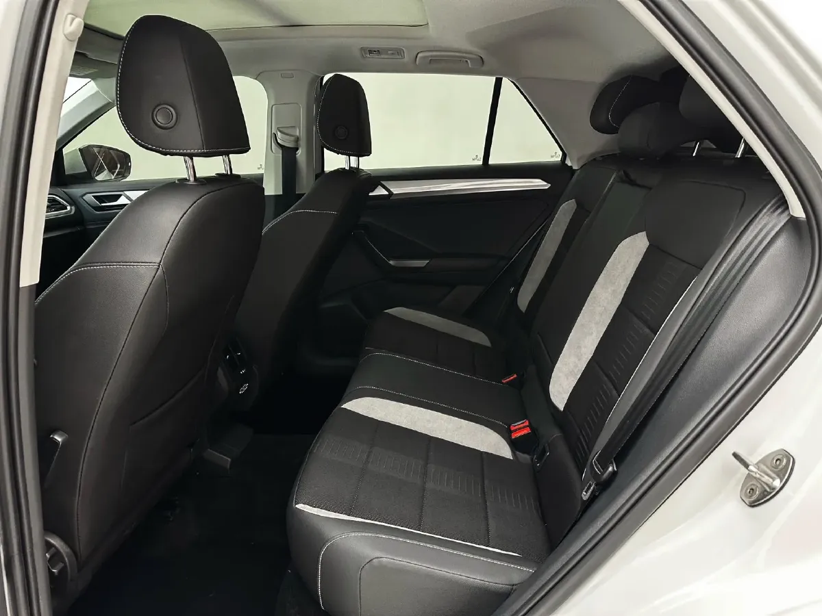 2022 Volkswagen T-Roc 1.4T 150HP L4 7DCT,autocango,china used car exporter,china ev exporter,chinese used car exporter,chinese used ev exporter