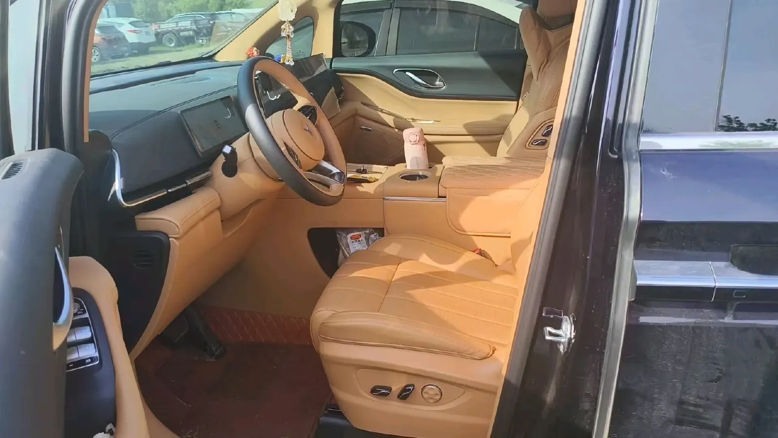 2025 Voyah Dream BEV 108.7KWH,autocango,china used car exporter,china ev exporter,chinese used car exporter,chinese used ev exporter