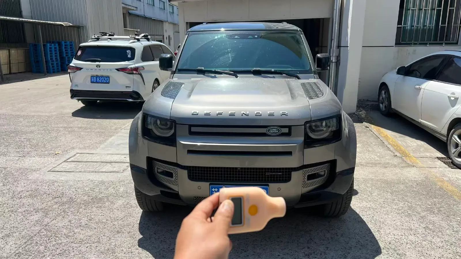 2022 Land Rover Defender 3.0T 400HP L6 8AT,autocango,china used car exporter,china ev exporter,chinese used car exporter,chinese used ev exporter