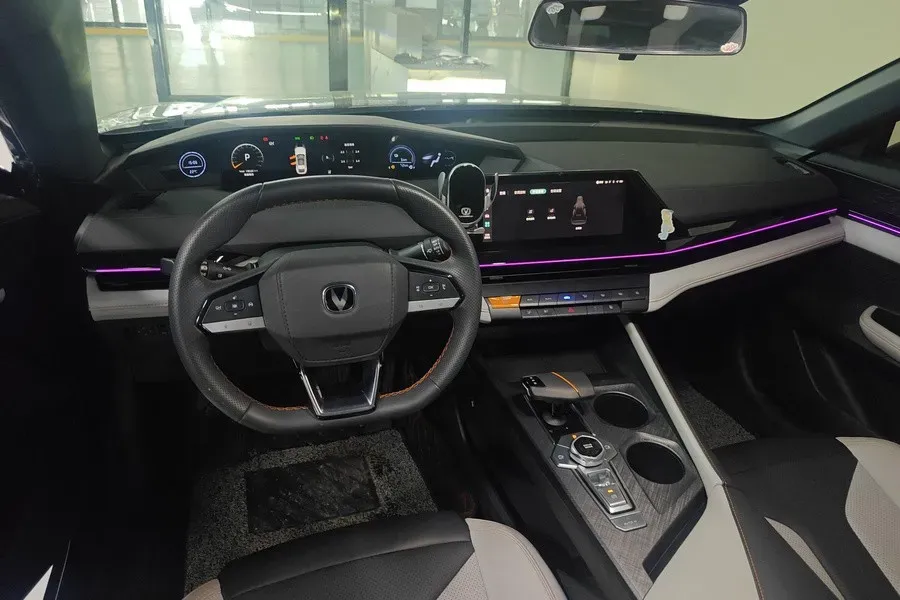 2024 ChangAn UNI-V iDD 1.5L 110HP L4 E-CVT PHEV 18.99KWH,autocango,china used car exporter,china ev exporter,chinese used car exporter,chinese used ev exporter