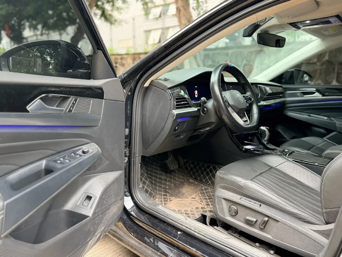 2023 Volkswagen Passat 2.0T 220HP L4 7DCT,autocango,china used car exporter,china ev exporter,chinese used car exporter,chinese used ev exporter