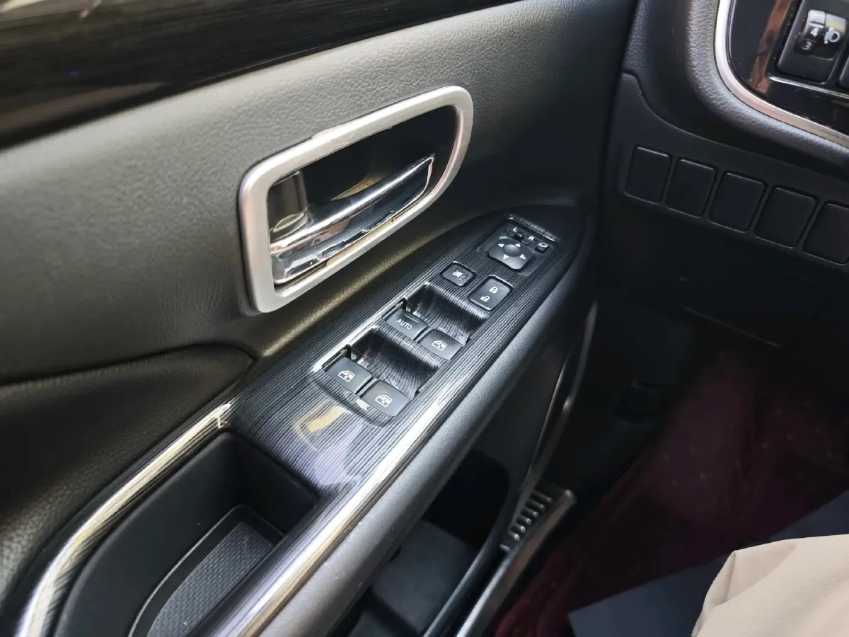 2018 Mitsubishi Outlander 2.0L 166HP L4 CVT,autocango,china used car exporter,china ev exporter,chinese used car exporter,chinese used ev exporter