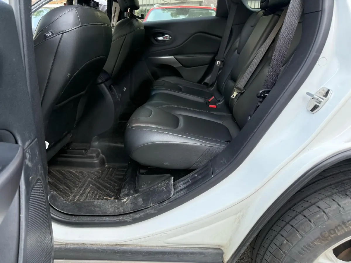 2019 Jeep Cherokee 2.0T 234HP L4 9AT,autocango,china used car exporter,china ev exporter,chinese used car exporter,chinese used ev exporter