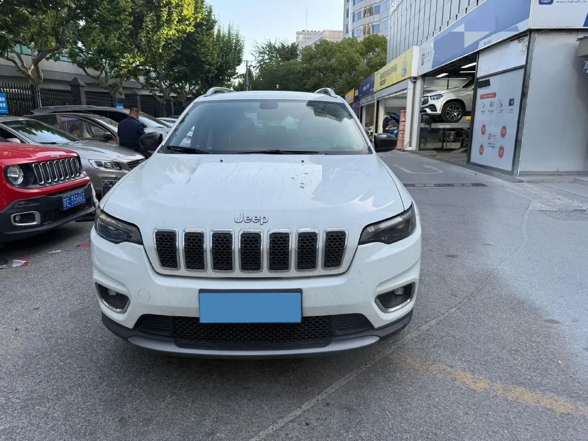 2019 Jeep Cherokee 2.0T 234HP L4 9AT,autocango,china used car exporter,china ev exporter,chinese used car exporter,chinese used ev exporter