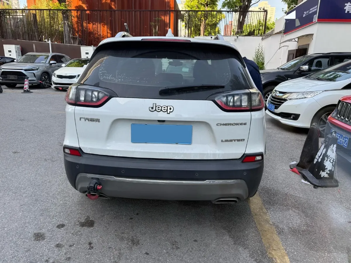 2019 Jeep Cherokee 2.0T 234HP L4 9AT,autocango,china used car exporter,china ev exporter,chinese used car exporter,chinese used ev exporter